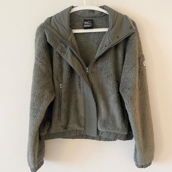 Vuori women's Cozy Sherpa Jacket Green Size Medium NWOT - Picture 8 of 14